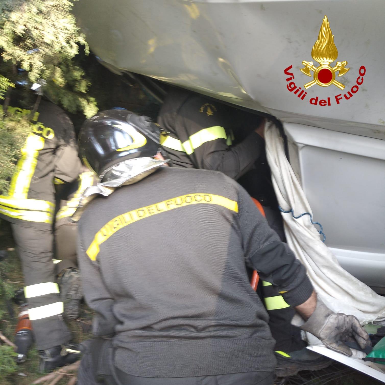 Galleria foto 'Caos sulla Palermo-Catania, le foto del camion ribaltato' - foto 2