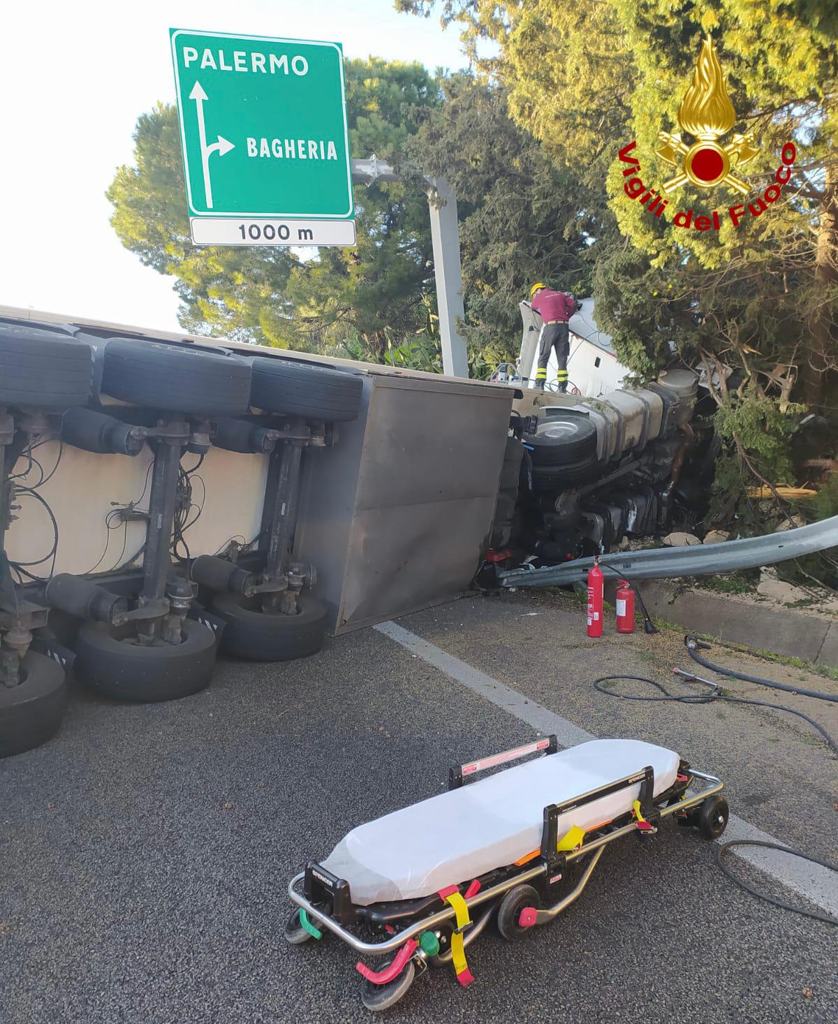 Caos sulla Palermo-Catania, le foto del camion ribaltato