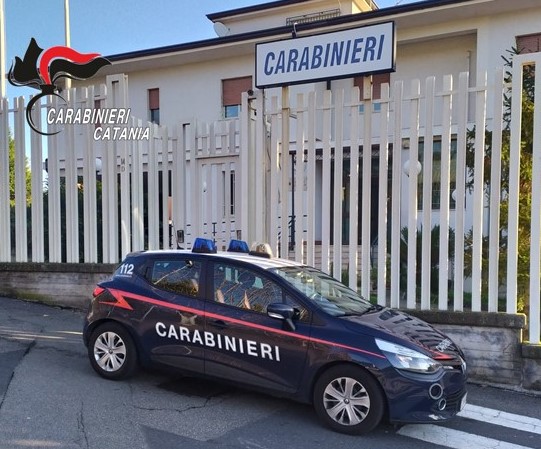 Si invaghisce e lo perseguita, lui chiama aiuto: arrestata donna per stalking