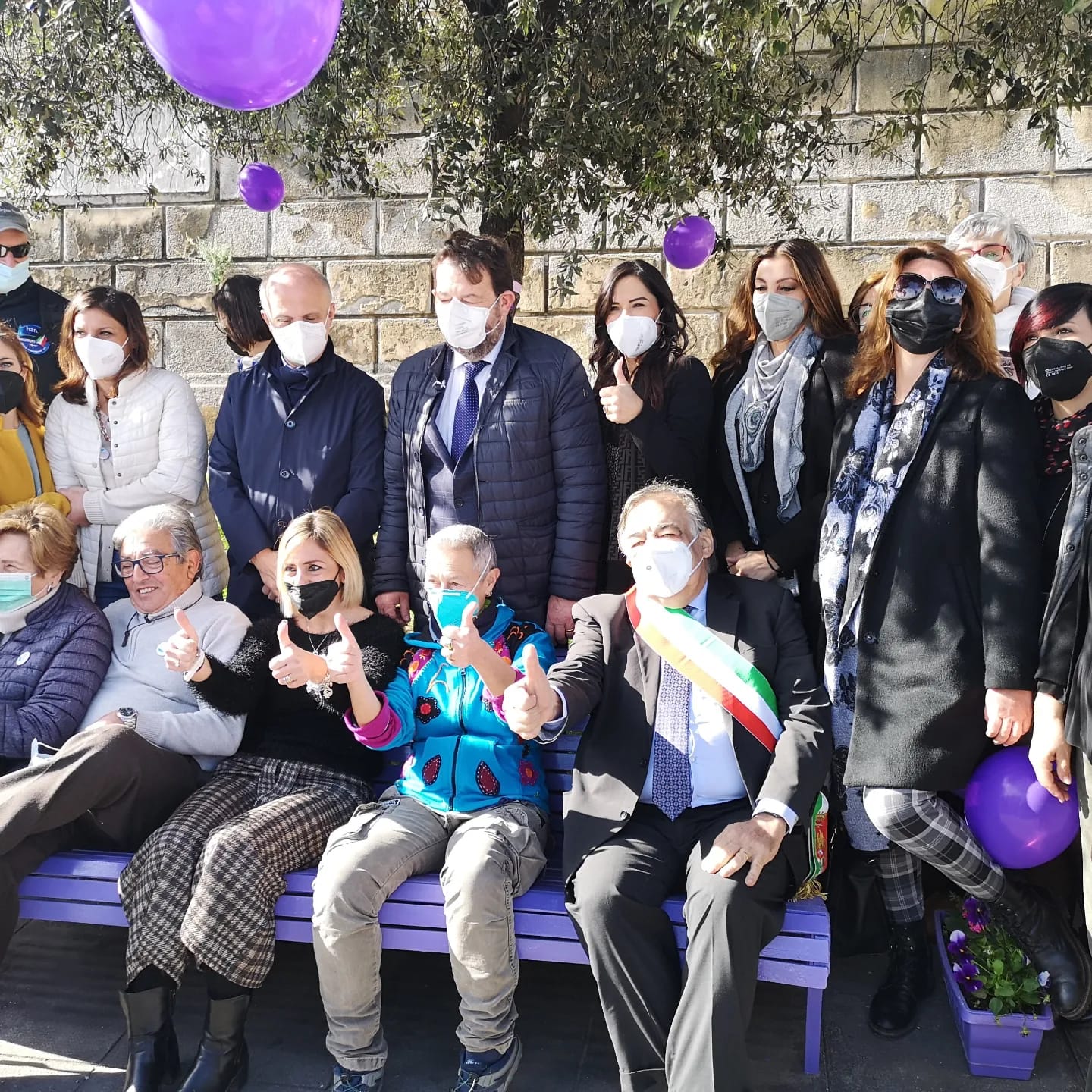 Palermo, inaugurata la panchina viola dedicata dagli affetti da fibromialgia Palermo, inaugurata la panchina viola dedicata dagli affetti da fibromialgia
