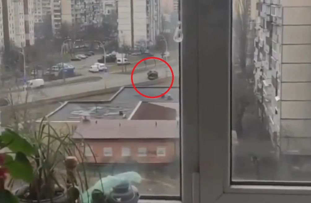 Kiev, carro armato travolge un’auto civile, le terribili immagini