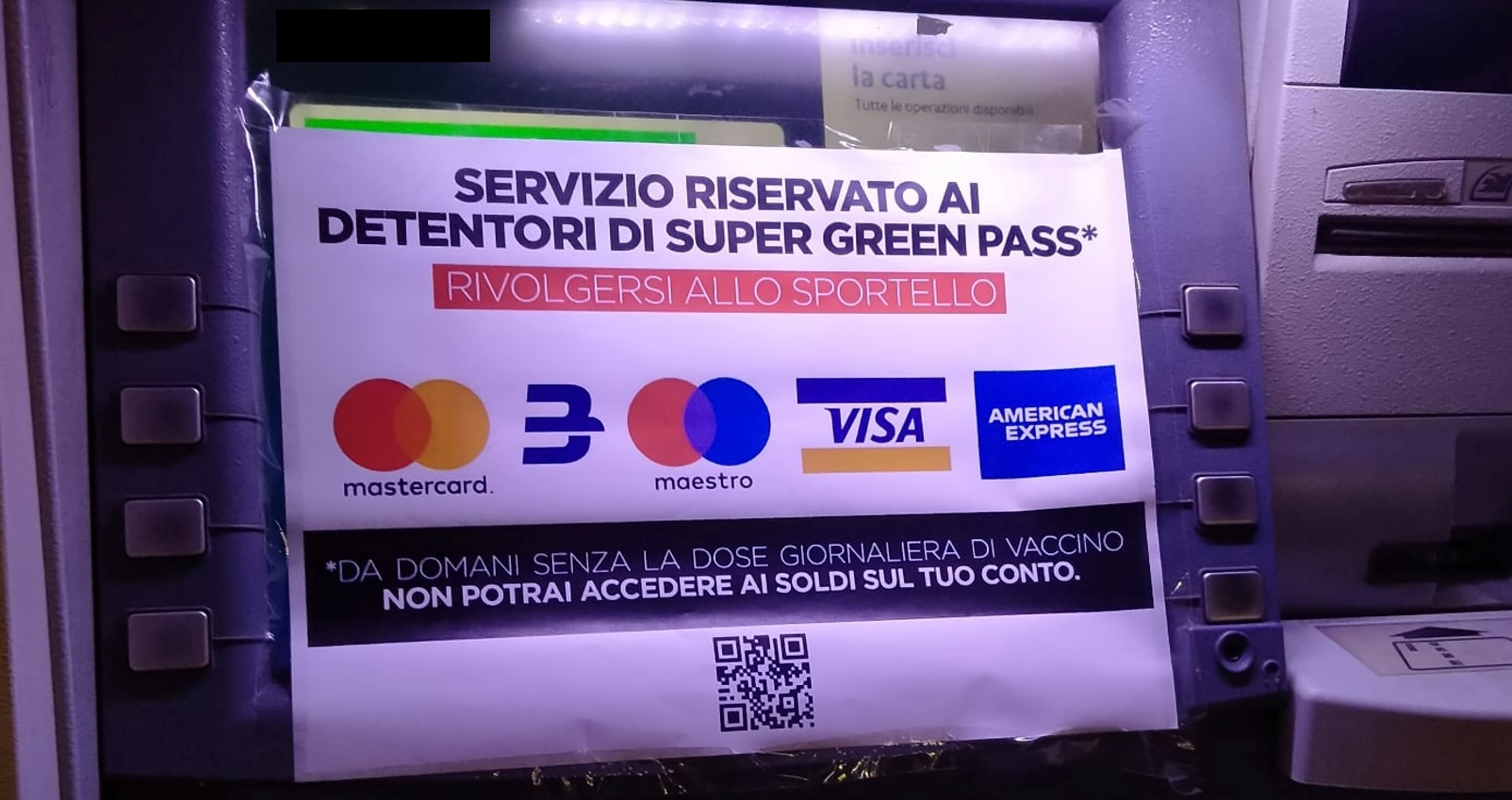 Green pass obbligatorio, protesta di Casapound, adesivi sui bancomat