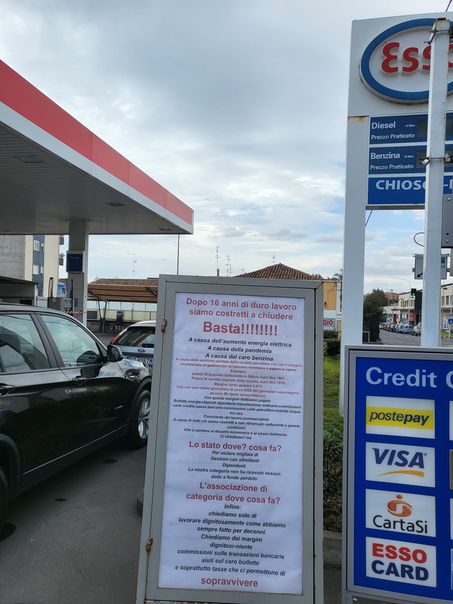 Caro carburante, code in Sicilia, a Catania distributore costretto a chiudere – Foto Caro carburante, code in Sicilia, a Catania distributore costretto a chiudere – Foto