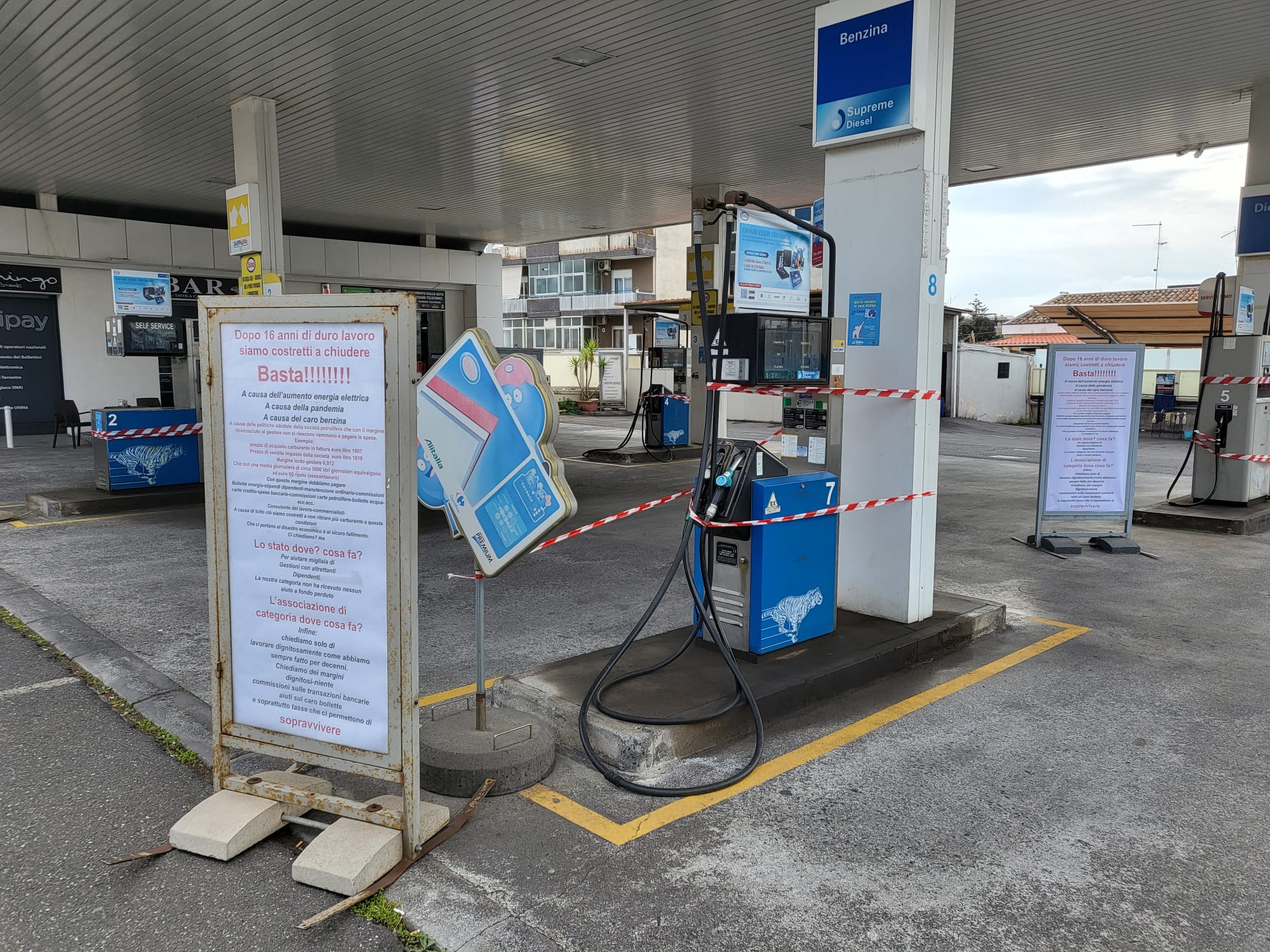 Caro carburante, code in Sicilia, a Catania distributore costretto a chiudere – Foto Caro carburante, code in Sicilia, a Catania distributore costretto a chiudere – Foto