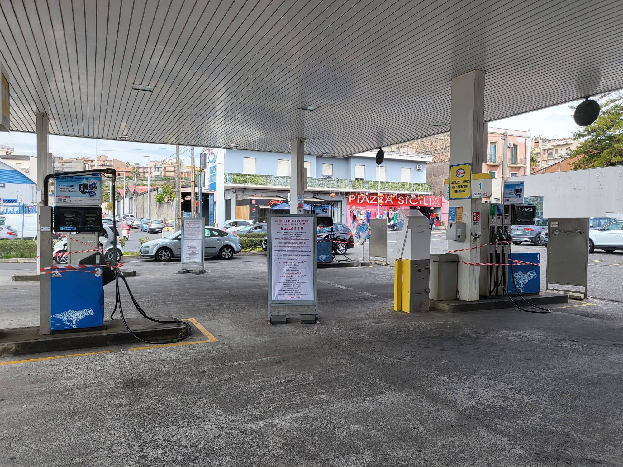 Caro carburante, code in Sicilia, a Catania distributore costretto a chiudere – Foto Caro carburante, code in Sicilia, a Catania distributore costretto a chiudere – Foto