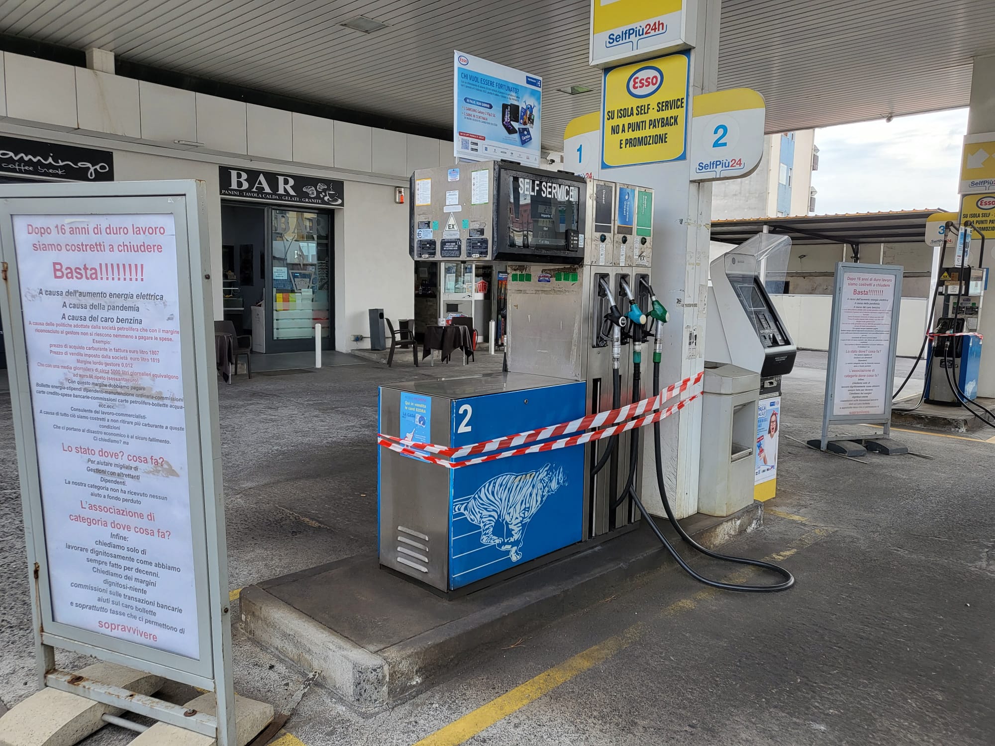 Caro carburante, code in Sicilia, a Catania distributore costretto a chiudere – Foto Caro carburante, code in Sicilia, a Catania distributore costretto a chiudere – Foto