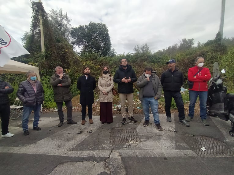 Cemento e degrado sulla Timpa: le associazioni alzano la voce