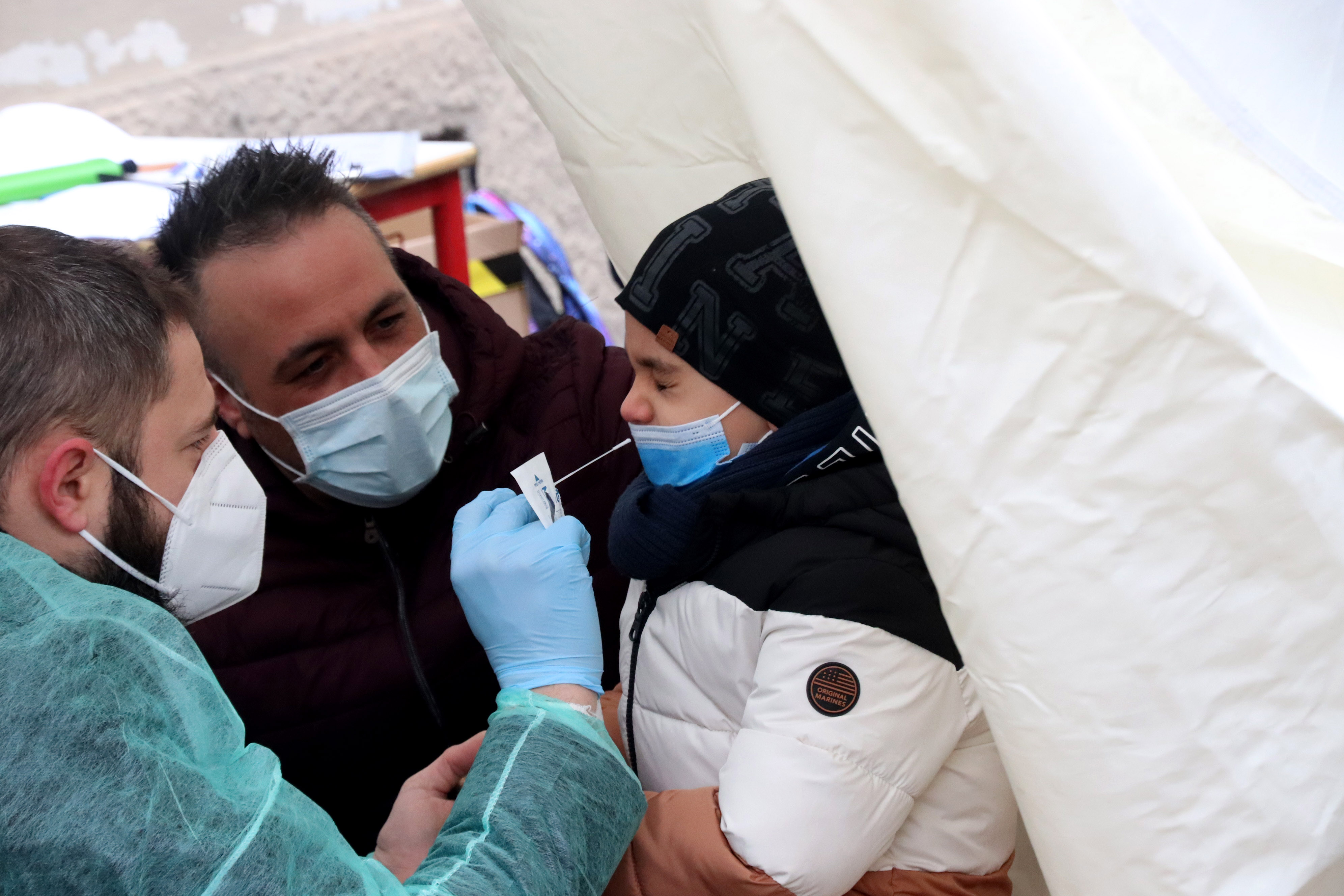 Variante Omicron 2, colpisce anche i bambini, quali sono i sintomi e la cura