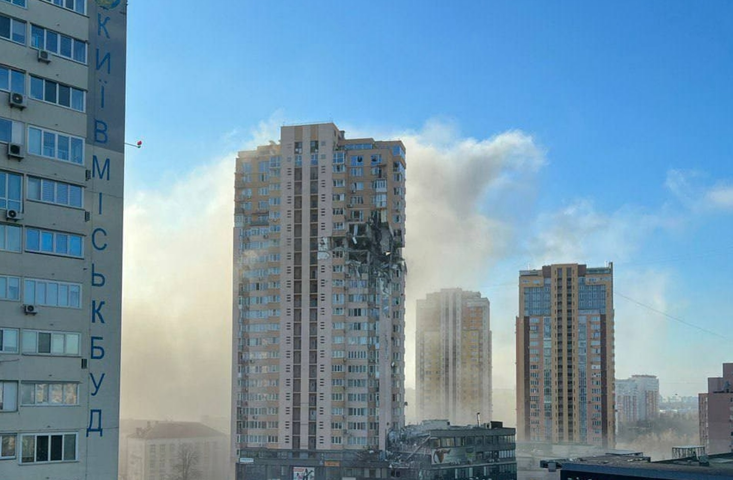 Ucraina, l’edificio civile di Kiev devastato dai missili russi