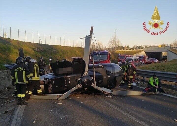 Elicottero precipita in autostrada, due feriti