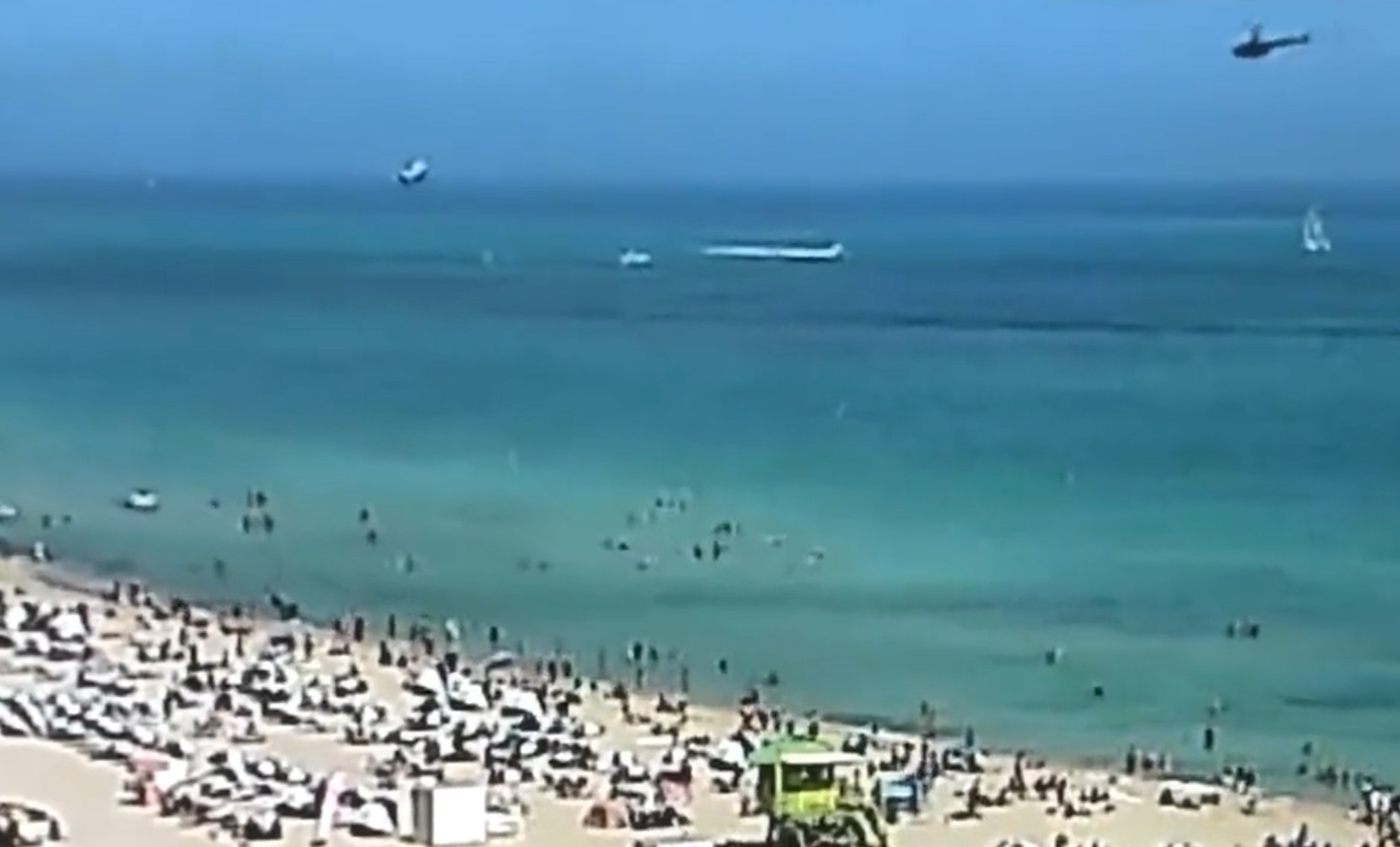 Miami, elicottero si schianta in mare sotto gli occhi dei bagnanti, il video choc