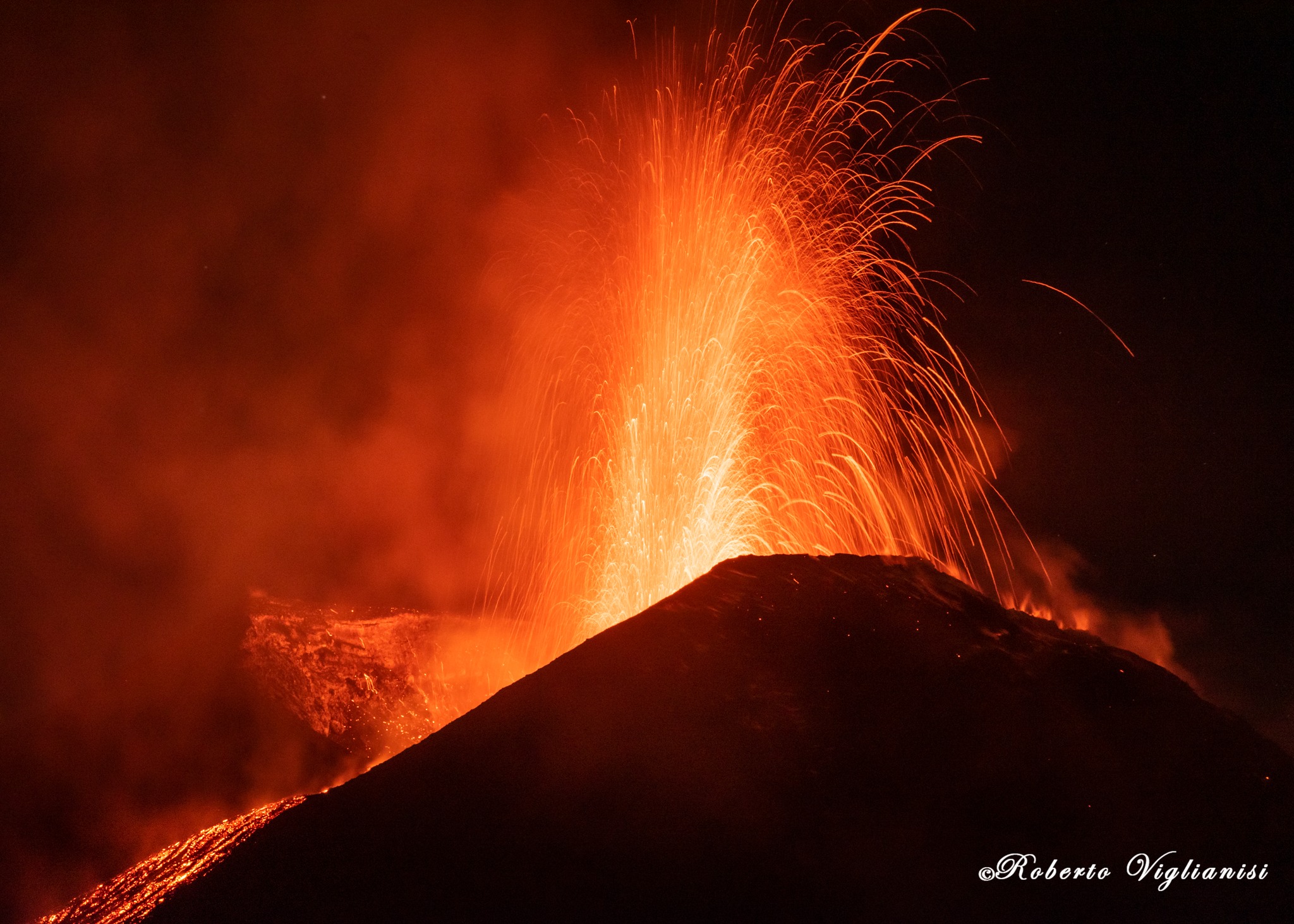 L’Etna torna a dare spettacolo, le foto di una notte di fuoco