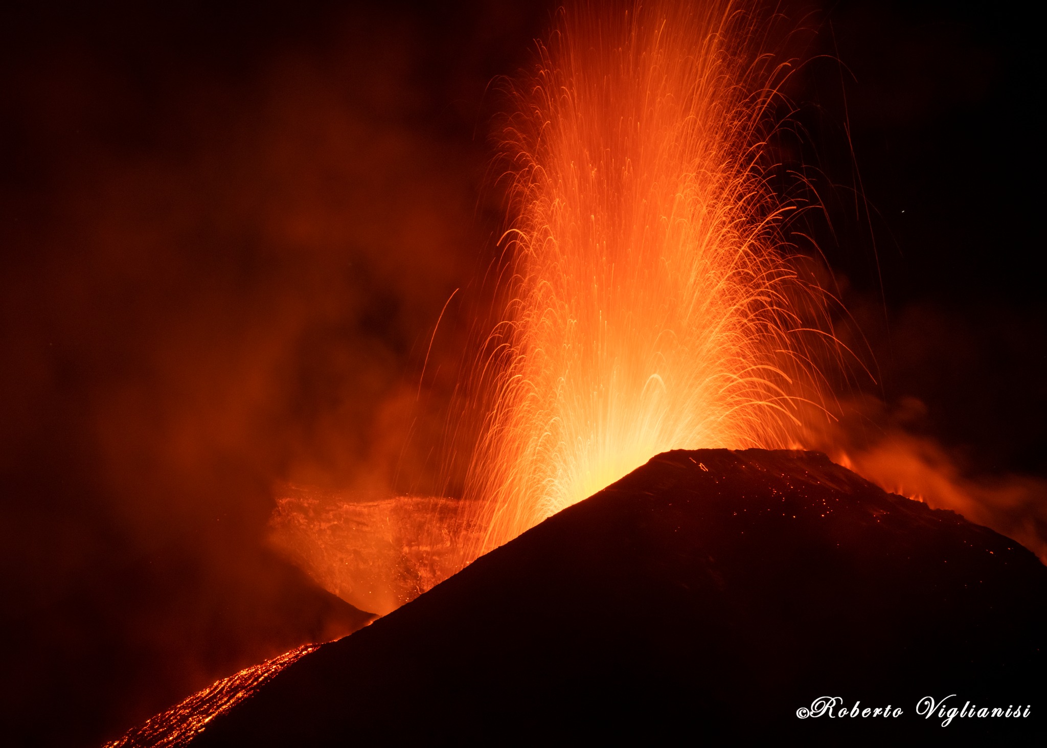 L’Etna “ci avvisa” delle fontane di lava: prima di emetterle, manda infrasuoni