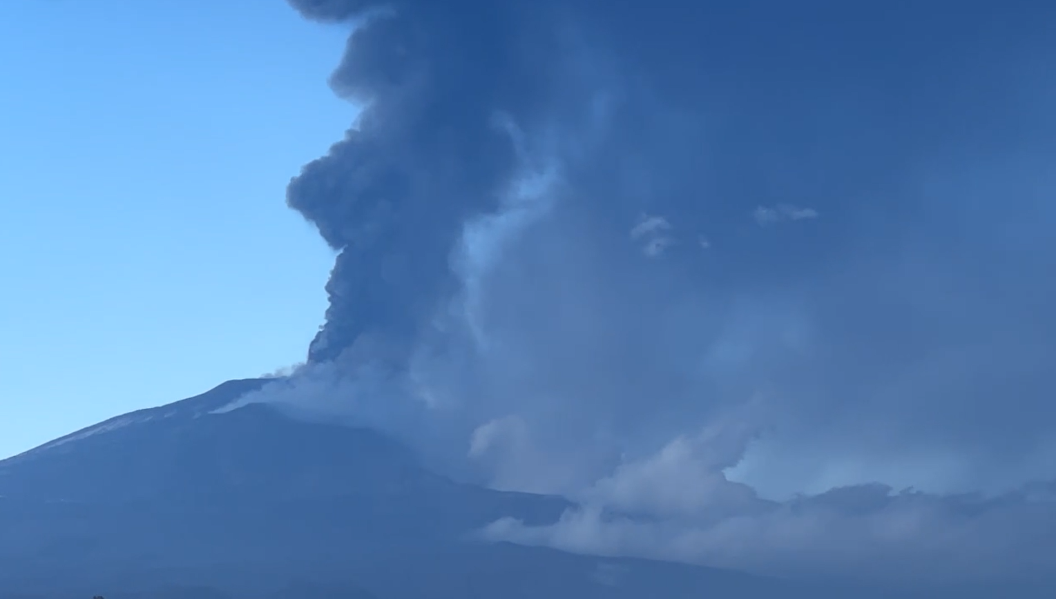 Etna, fontane di lava da cratere sud est: nube di 10 km VIDEO