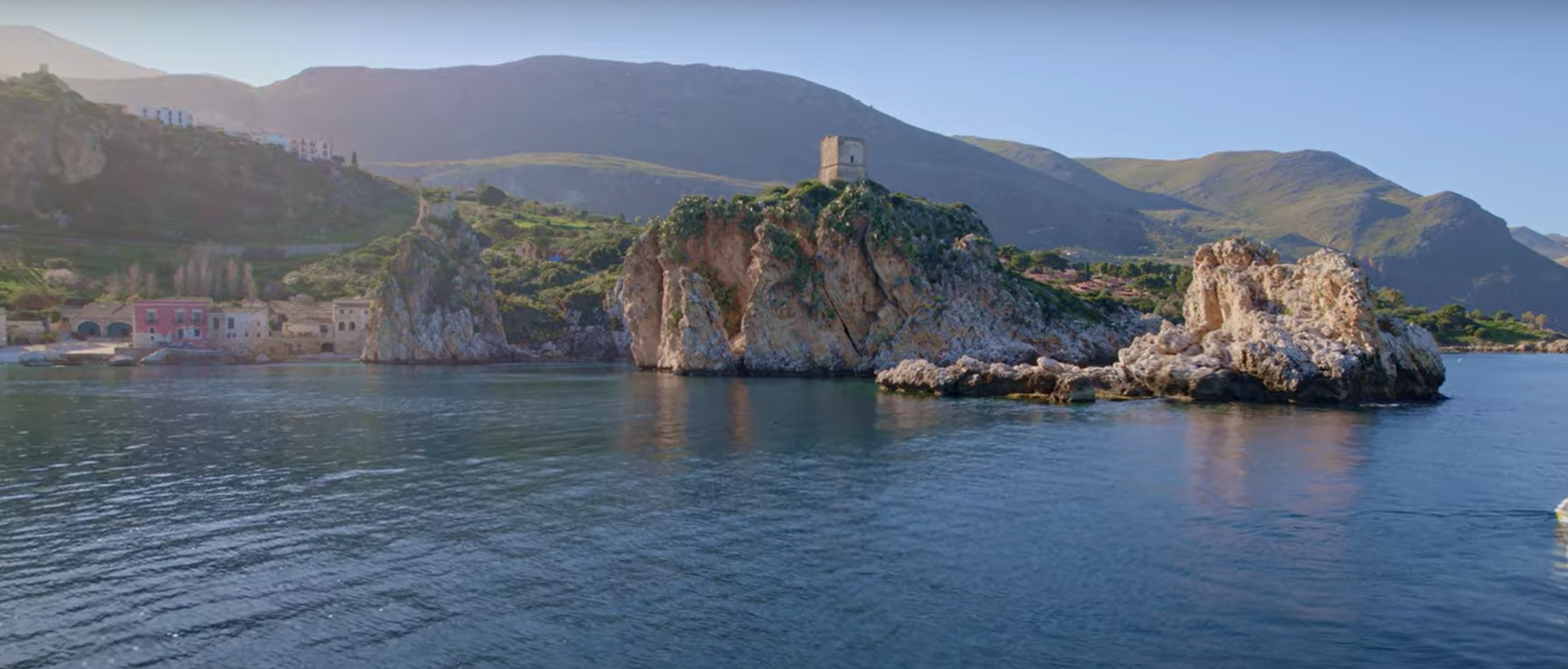 Makari, la magia dei faraglioni di Scopello vista dall’alto, il video