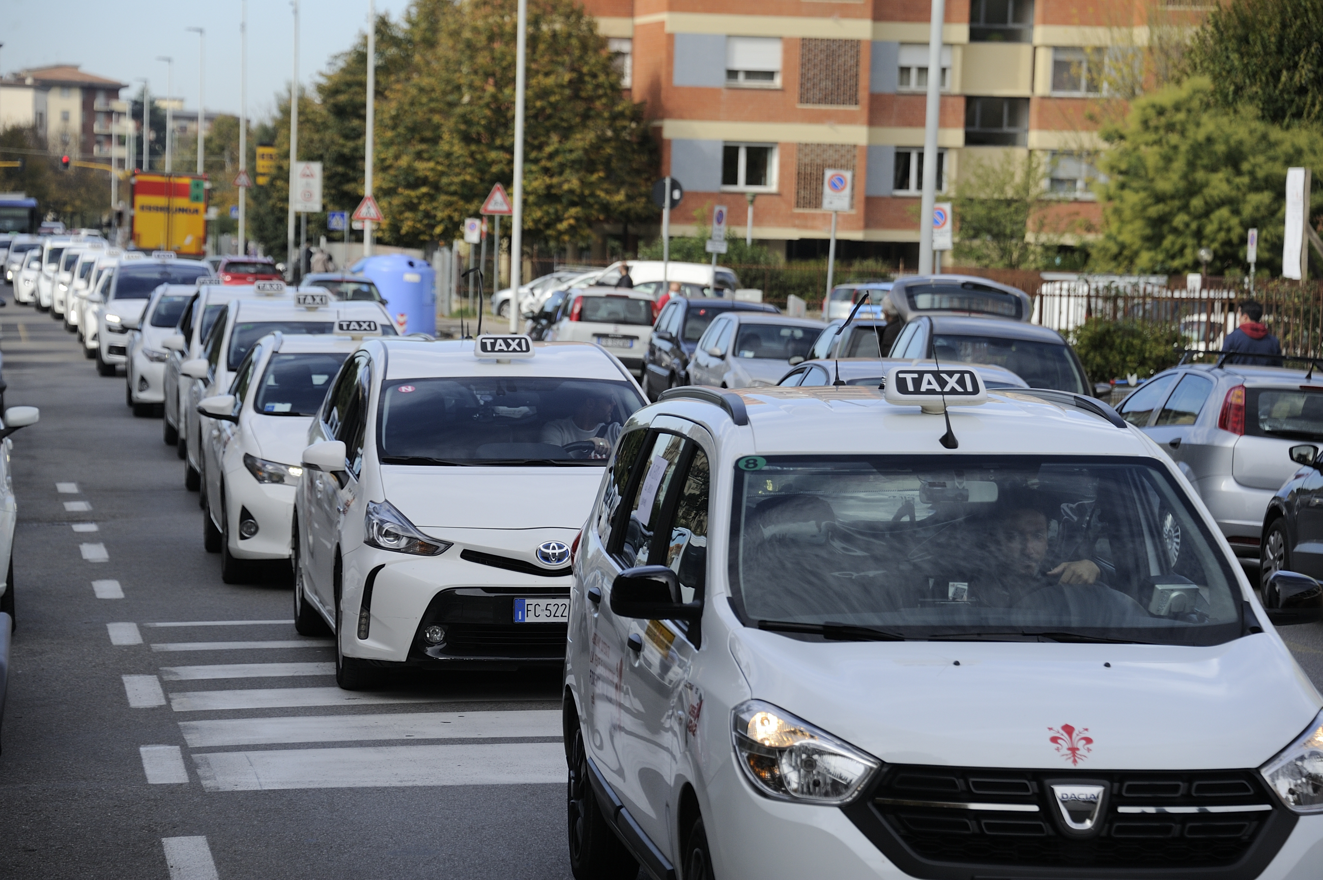 Molla fendente alla gola a tassista dopo lite nel traffico: arrestato 30enne