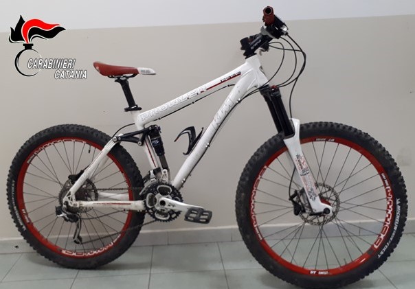 Caltagirone, due minori rubano bici e la mettono in vendita su internet, denunciati