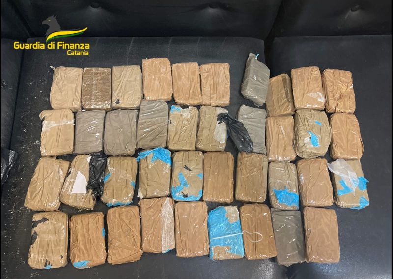 Corriere della droga con reddito di cittadinanza, arrestato a Catania