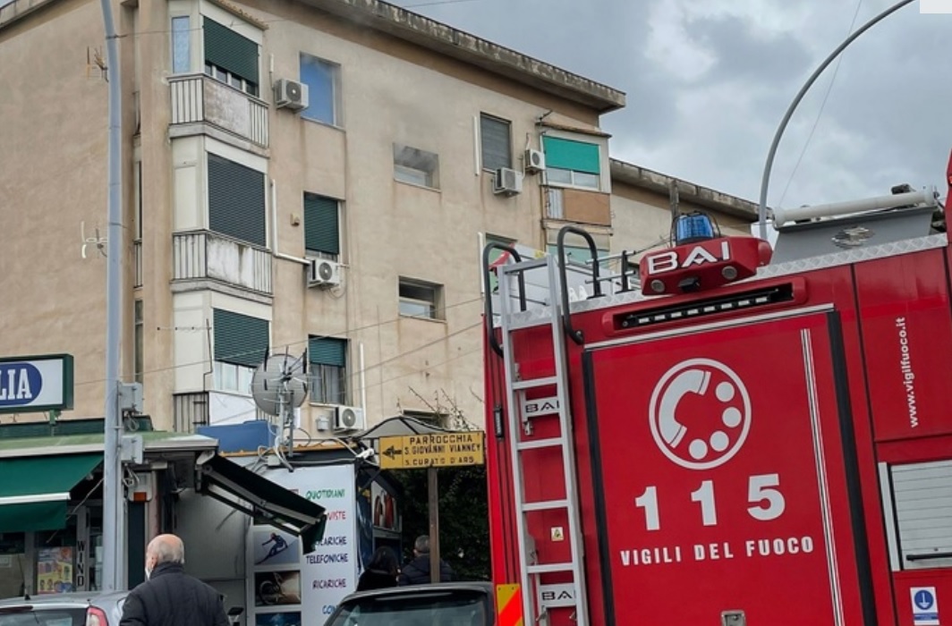 Paura a Palermo, incendio in una palazzina in via Villagrazia