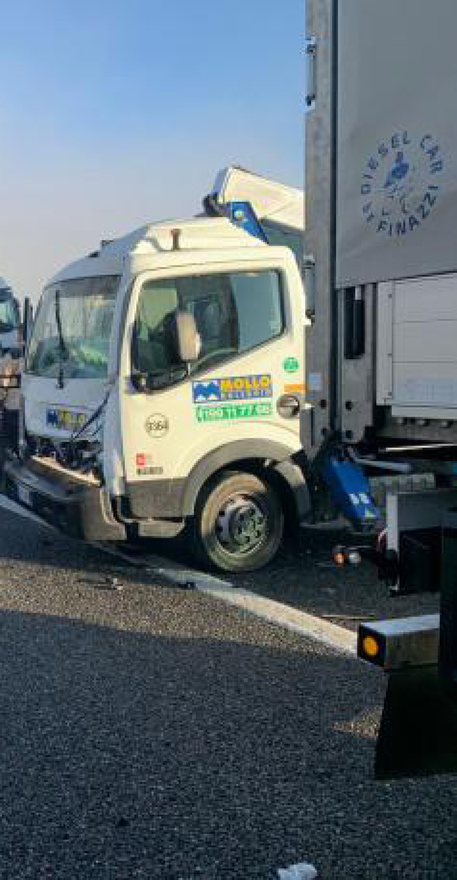 Impattano oltre 40 veicoli su A26, due morti e diversi feriti