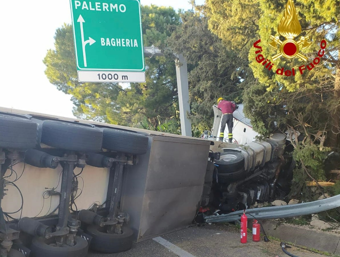Incidente stradale sulla Palermo-Catania, tir si ribalta, grave autista