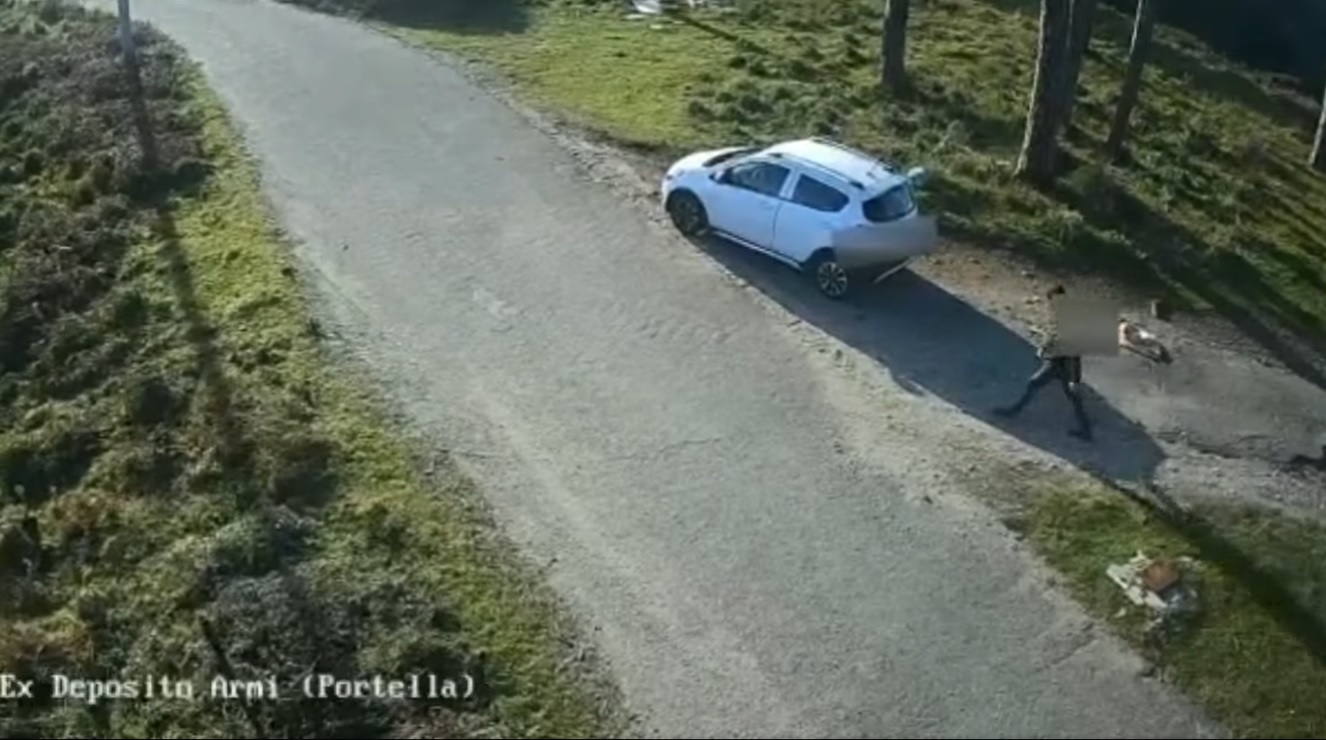 Messina, abbandona il cane insieme alla spazzatura, denunciato