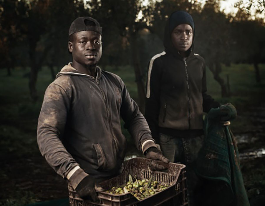I volti dei migranti per aprire gli occhi sul caporalato