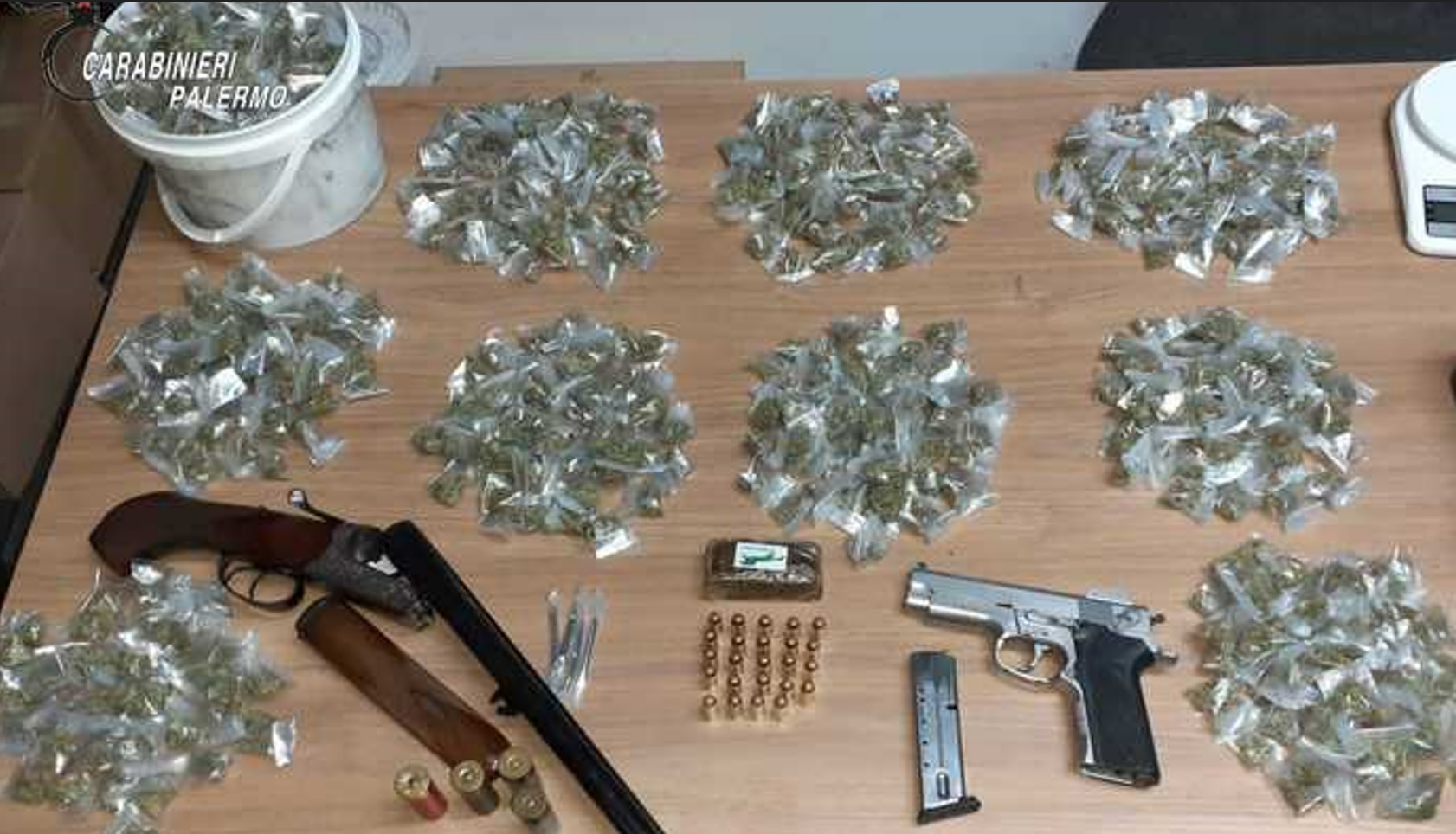 Palermo, armi e droga allo Zen2, arrestati due fratelli