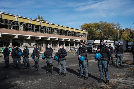 Rave party abusivo, “Non vi libererete mai di noi”, 150 identificati