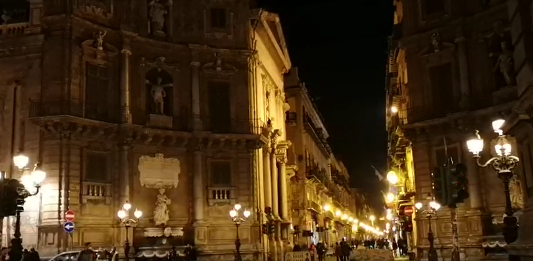 Palermo, luci spente ai Quattro Canti contro il caro bollette