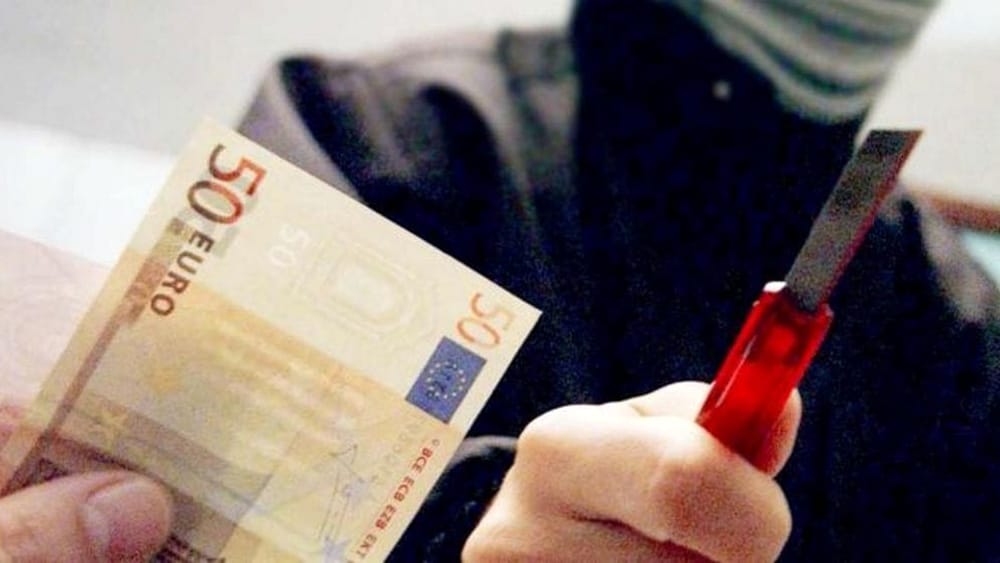 Violenta rapina, giovane chiuso in una stanza e picchiato con bastone: arrestato 20enne