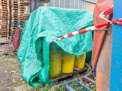 Feti e resti umani nei barili, sconcertante scoperta in un capannone