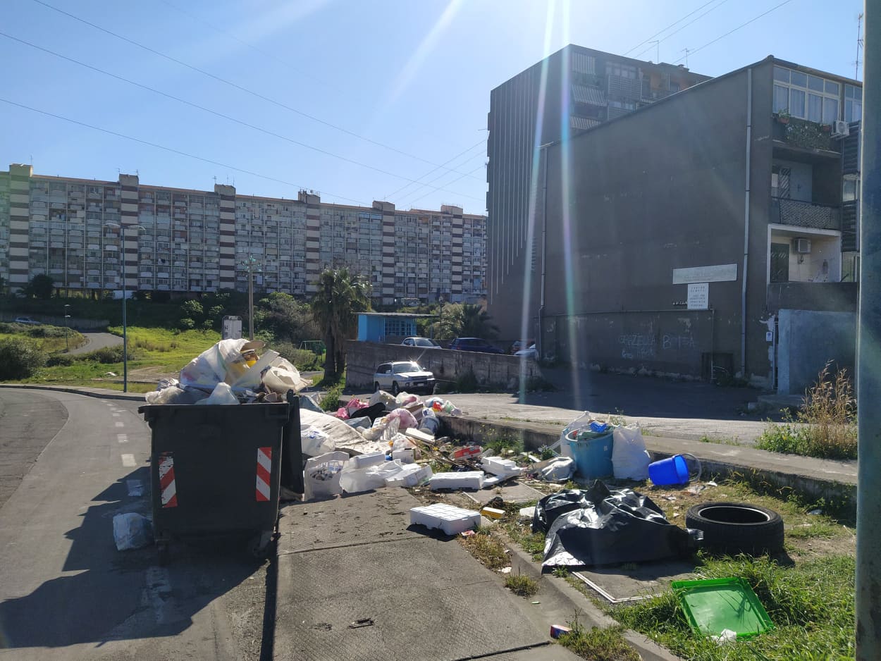 Librino, cumuli di rifiuti nelle strade: il quartiere alla prova della differenziata