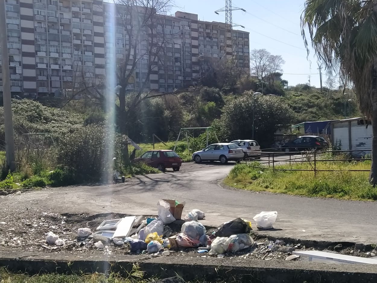 Librino, cumuli di rifiuti nelle strade: il quartiere alla prova della differenziata