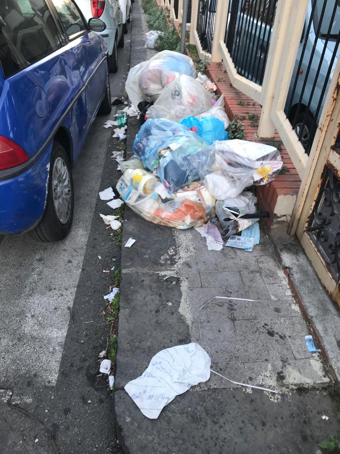 Librino, cumuli di rifiuti nelle strade: il quartiere alla prova della differenziata