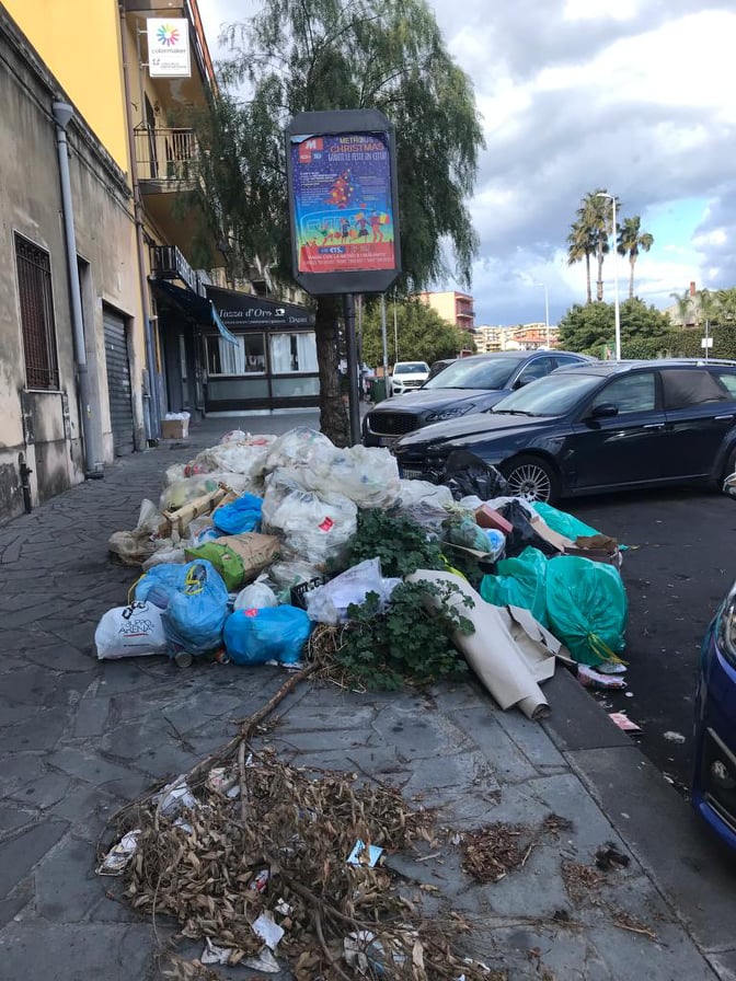 Librino, cumuli di rifiuti nelle strade: il quartiere alla prova della differenziata