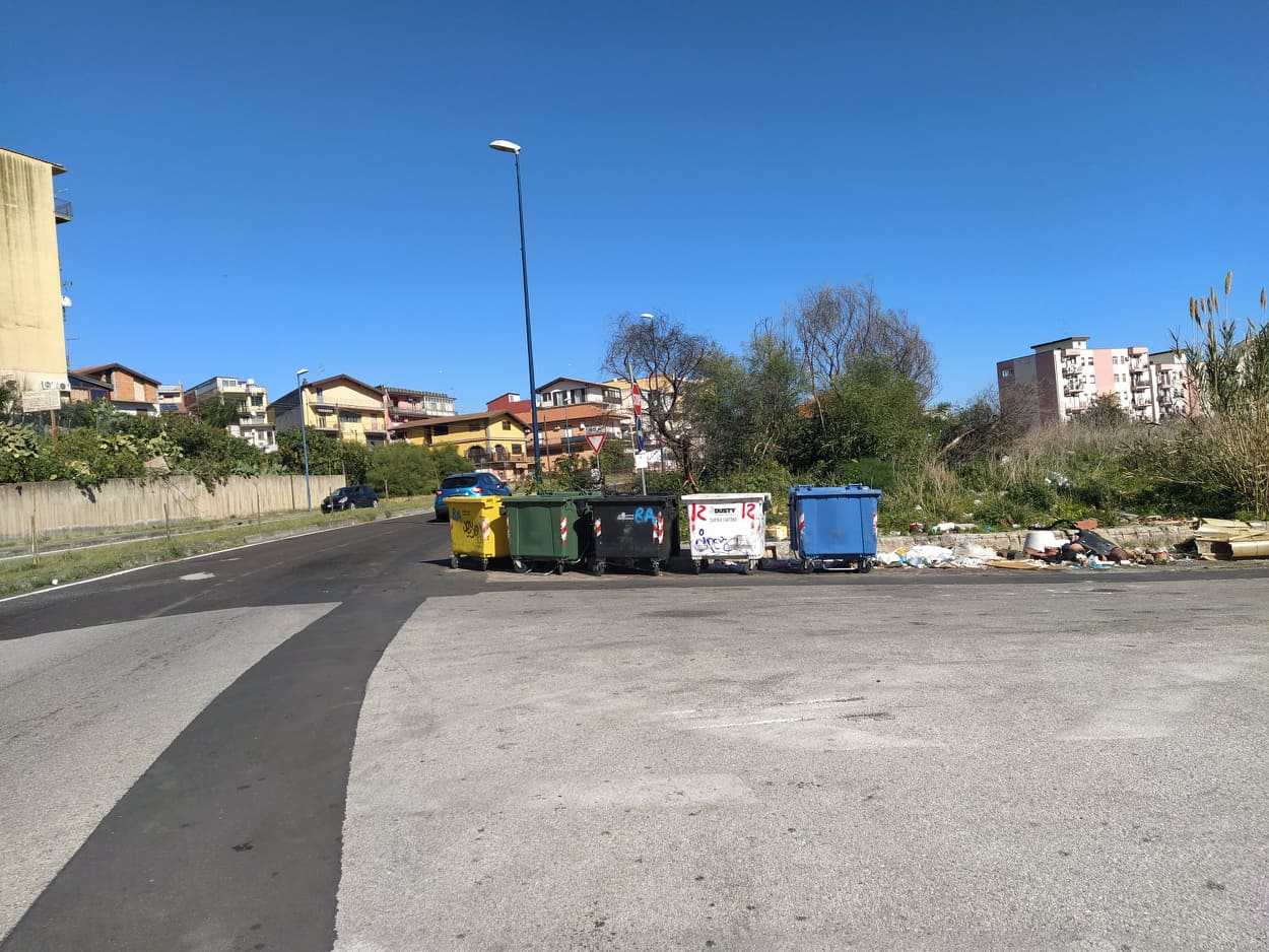 Librino, cumuli di rifiuti nelle strade: il quartiere alla prova della differenziata