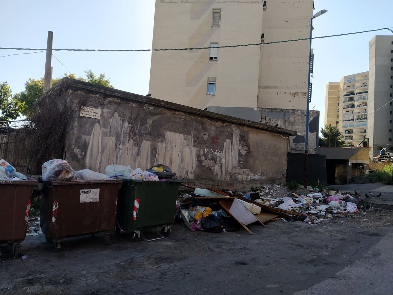 Librino, cumuli di rifiuti nelle strade: il quartiere alla prova della differenziata