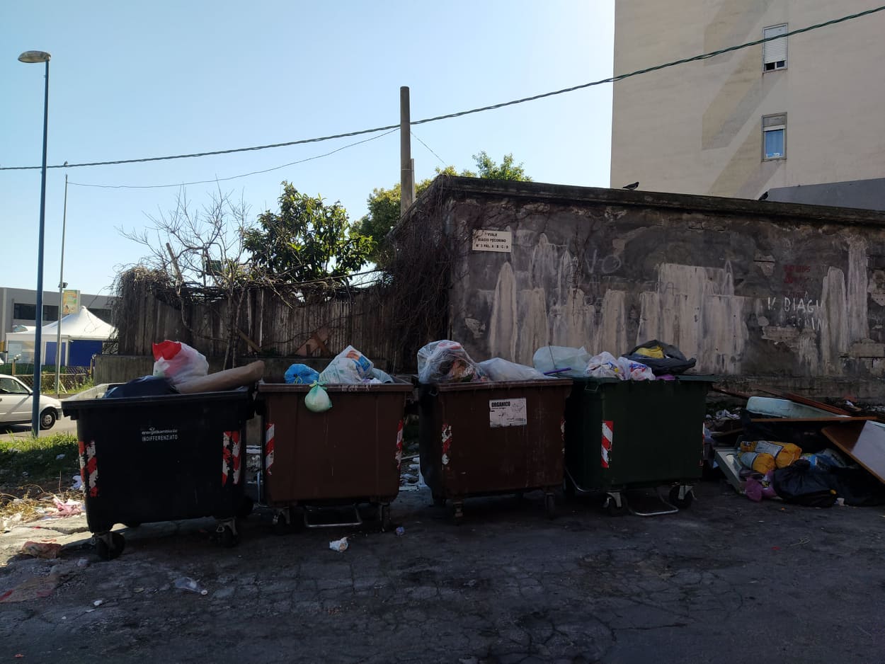 Librino, cumuli di rifiuti nelle strade: il quartiere alla prova della differenziata