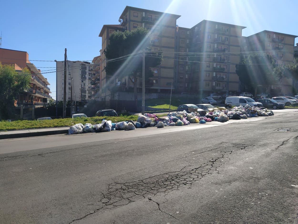 Librino, cumuli di rifiuti nelle strade: il quartiere alla prova della differenziata