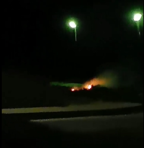 Bruciano i rifiuti, fumo invade casa: “Costretta a stare fuori tutta la notte”