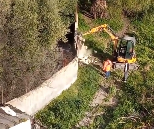 Catania, abbatte muro oratorio per ospitare i cavalli, arrestato VIDEO