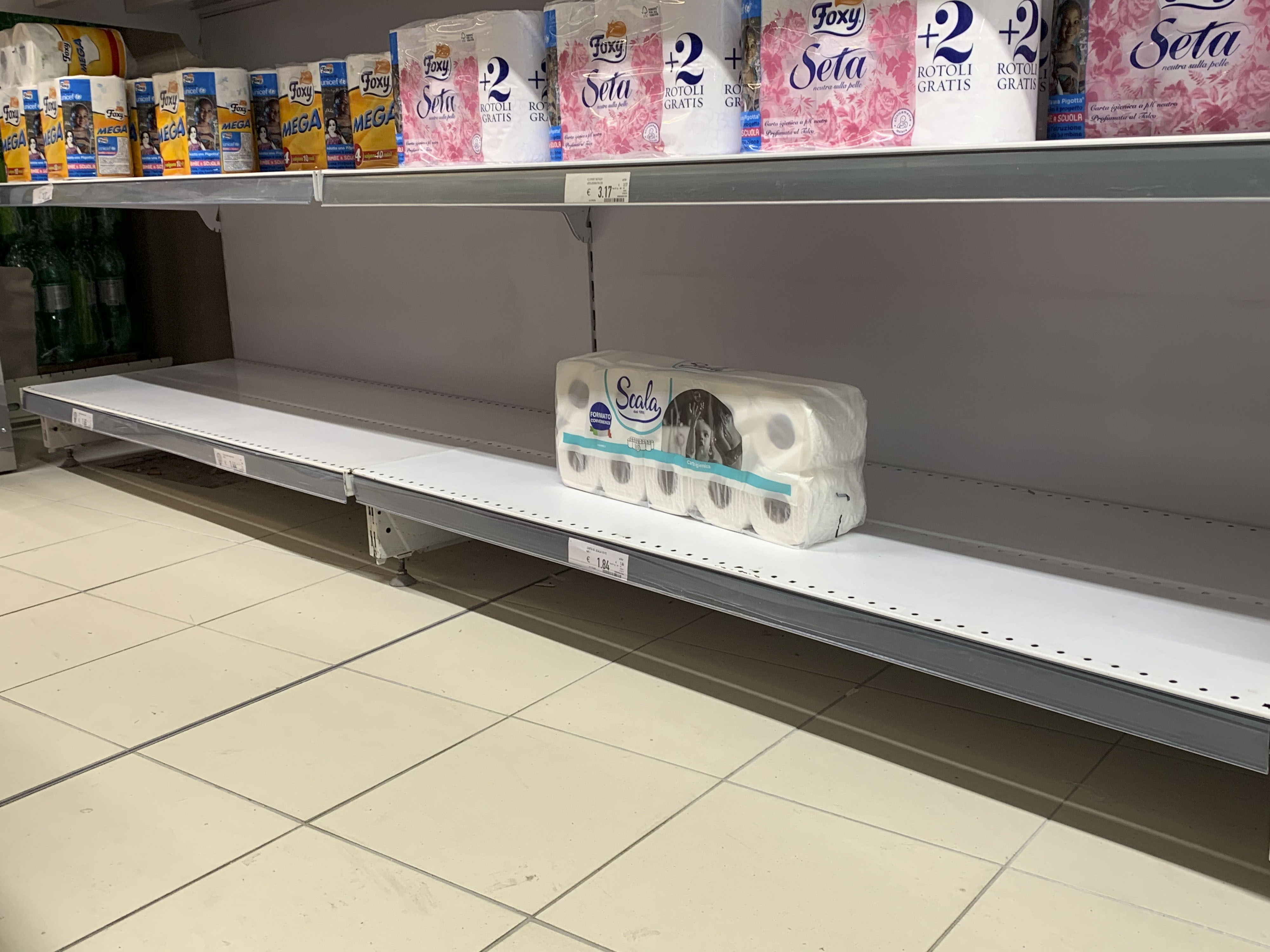 Autotrasporto, scatta l’allarme: da blocco Tir scaffali vuoti e cibo buttato