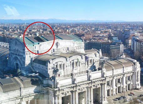 Emergenza vento, a Milano vola anche il tetto della stazione Centrale