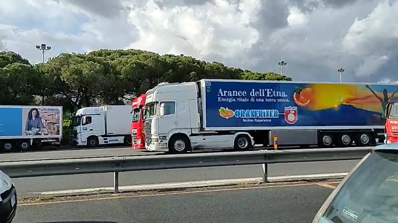Autotrasportatori fermi a San Gregorio e aziende in ginocchio, protesta ad oltranza