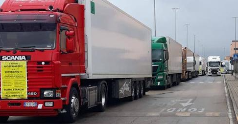 Caro gasolio, autotrasportatori in croce, rischio blocchi dalla Sicilia al Nord