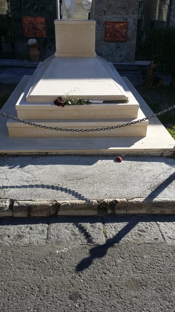 Non c’è pace per Gilberto Idonea, cuscino di fiori rubato sulla tomba dell’attore