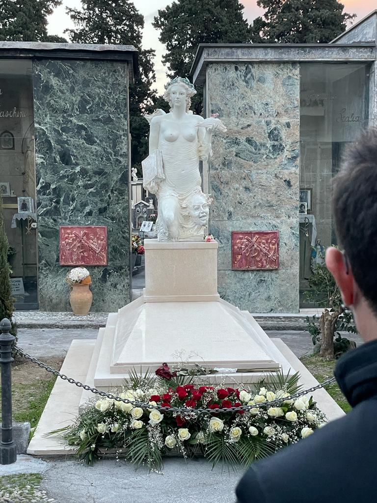 Non c’è pace per Gilberto Idonea, cuscino di fiori rubato sulla tomba dell’attore