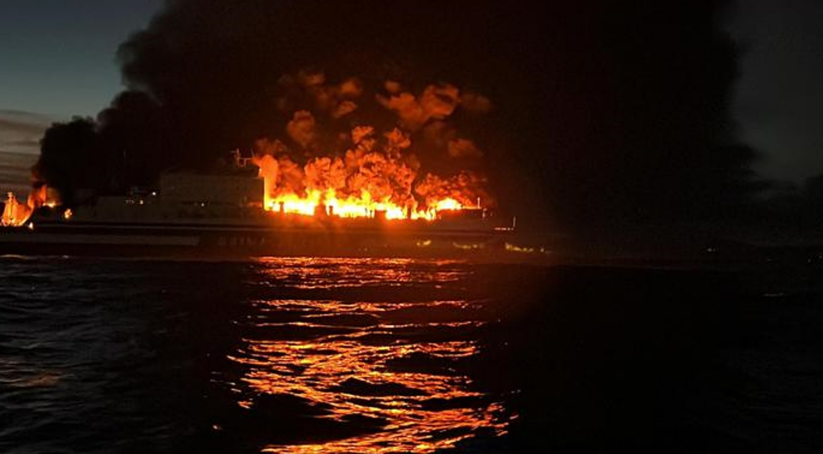 Incendio traghetto italiano, trovato vivo uno dei dispersi, “Ho sentito altre voci”