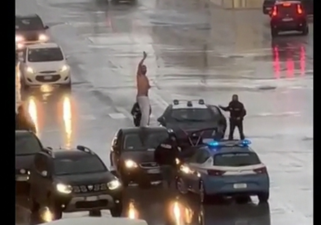 Trapani, ubriaco balla nudo sul tetto dell’auto, ricoverato in psichiatria